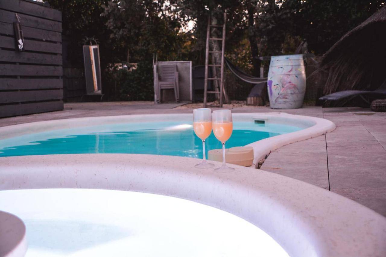 La yourte de Nîmes, sauna, spa , jacuzzi piscine et aire de jeux privatif in Caveirac, Région de Nîmes