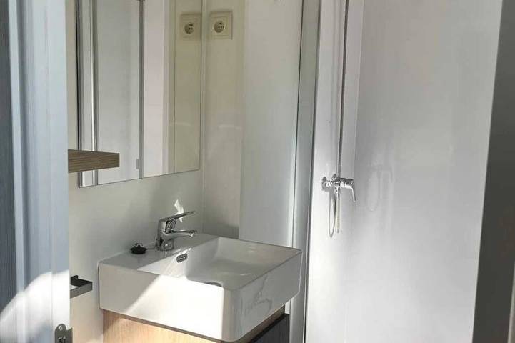 Zecamping 2 étoiles animaux acceptés locatif Tv clim 45m2 6 pers in Angicourt, Oise
