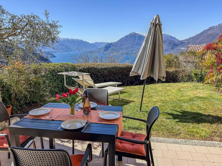 Ferienwohnung für 4 Personen, mit Terrasse und Garten sowie Pool und Seeblick in Norditalien