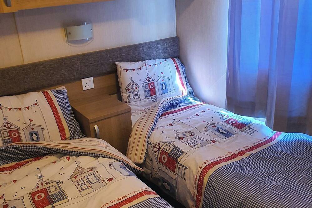 3-Bed Caravan, Sleeps 8 with Enclosed Decking in Thornton-Cleveleys, Lancashire