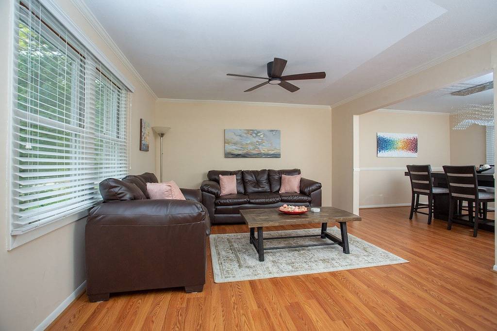 Villa Patricia ideal for long term stays-near lakes in Bloomfield Township, Oakland County