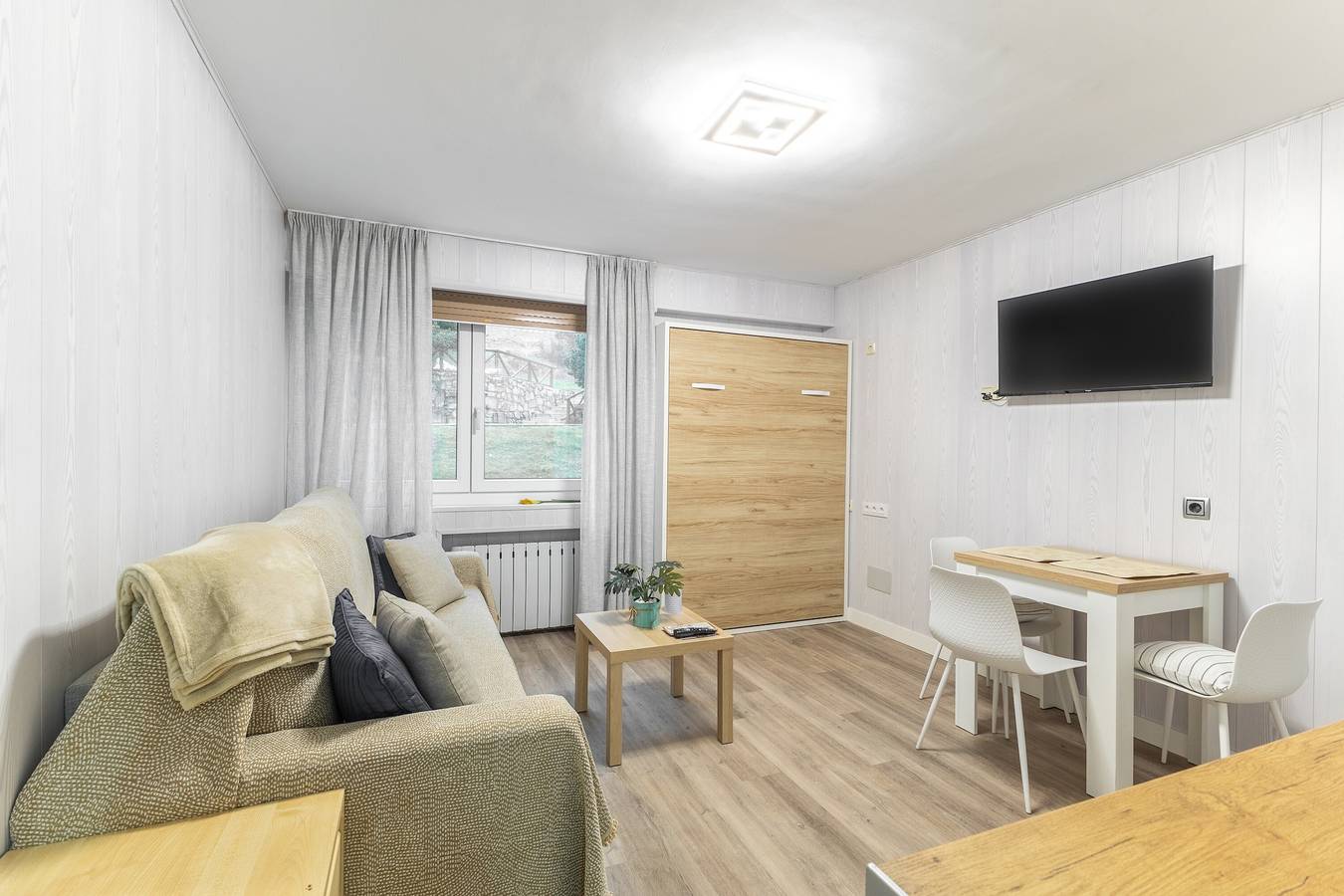 Ferienhaus 'Loft Relajante Est Esquí La Pinilla' mit Bergblick & Gemeinschaftsgarten in La Pinilla, Cerezo de Arriba