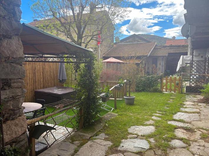 Location de vacances pour 2 personnes, avec piscine ainsi que jardin et jacuzzi, adapté aux familles à Brovello-Carpugnino - 3