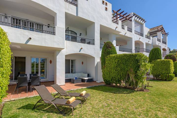 Entire apartment, Apartment 'Los Eucaliptos B_9_1' with Shared Pool, Wi-Fi and Air Conditioning in Capanes del Golf, Benahavís