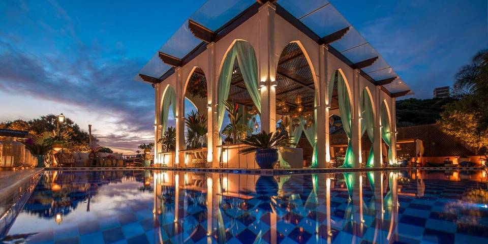 Pousadas para 4 pessoas, com piscina e jardim em Praia da Ferradura