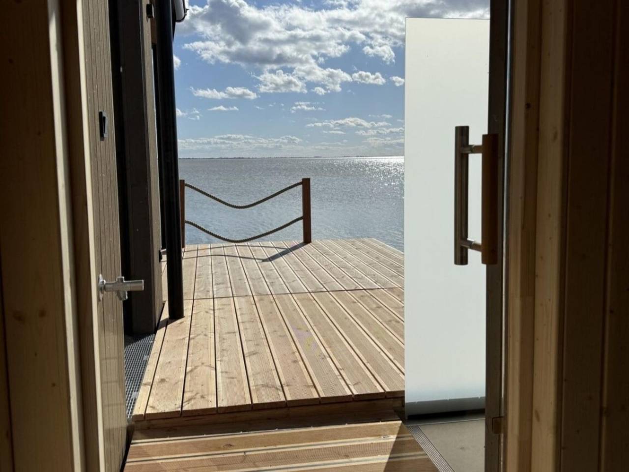 Luxuriöse Guesthouse mit Sauna und Seeblick in Leithaberg