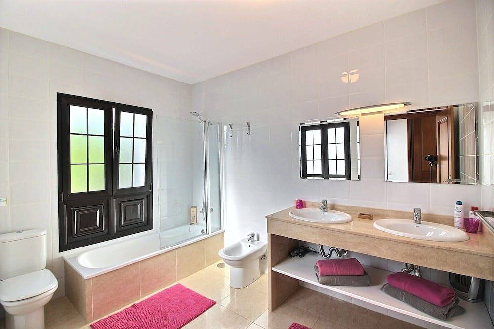 Villa de lujo con piscina privada climatizada, Wifi, vistas al mar y volcanes. in Conil, Tías