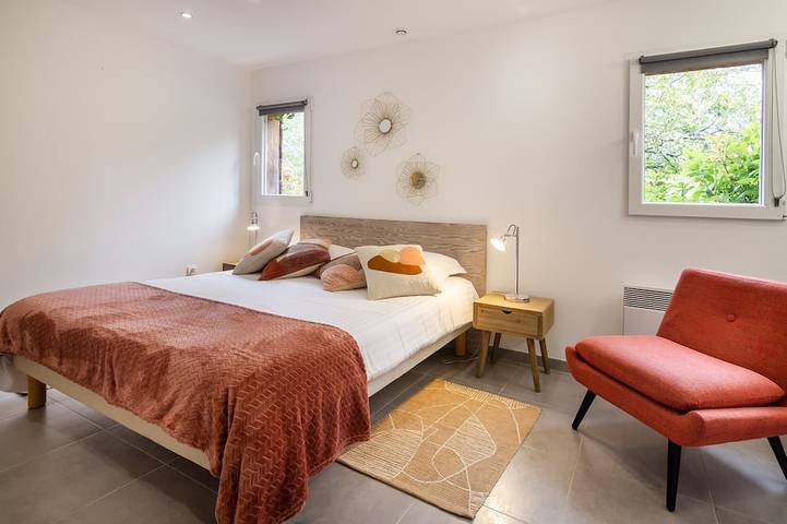 Gîte pour 4 personnes, avec terrasse ainsi que jardin et piscine à Sarlat-la-Canéda - 4