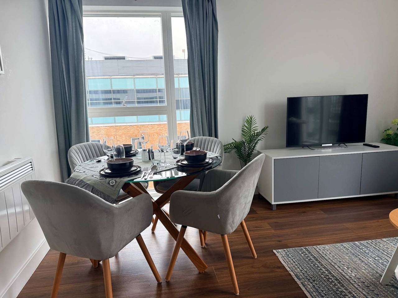 Entire apartment, 2Br Bracknell Apt Near Ascot | Parking & Wifi in Bracknell, Berkshire