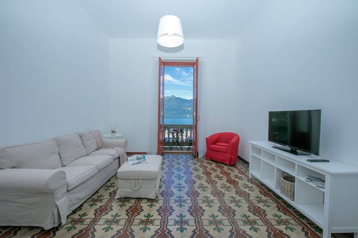 Appartamento per 5 persone, con Balcone e Giardino nonché Vista lago a Comune di Luino