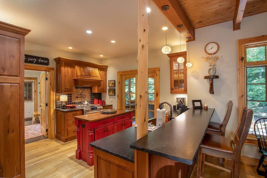 Luxury Mountain Lodge near Downtown in Blue Ridge Parkway, Watauga County