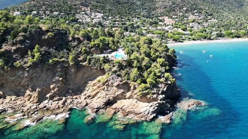 Gîte pour 6 personnes, avec Balcon et Terrasse ainsi que Jardin et Piscine dans Pramousquier - 3