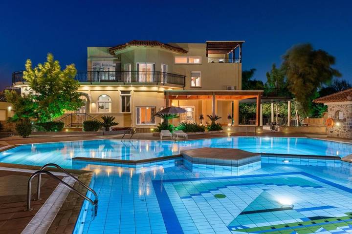 Ferienhaus für 20 Personen, mit Balkon und Terrasse sowie Garten und Pool