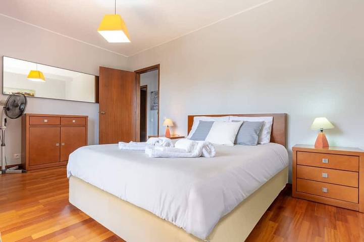 Apartamento entero, Modern 3 Bedroom Ocean View Apartment -Walking Distance to Funchal City Centre in São Martinho, Isla de Madeira