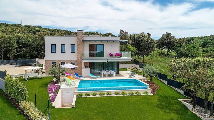 Ferienhaus für 8 Personen, mit Balkon/Terrasse und Garten sowie Pool und Sauna in Vrsar