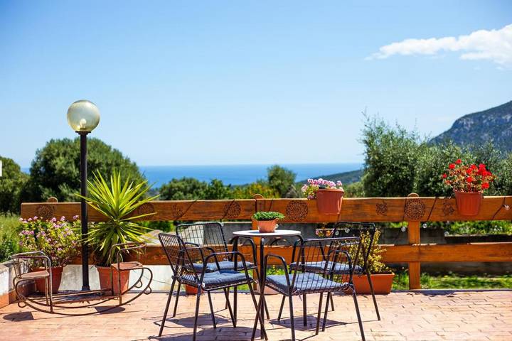 Casa vacanza per 2 persone, con giardino e panorama in Golfo di Orosei