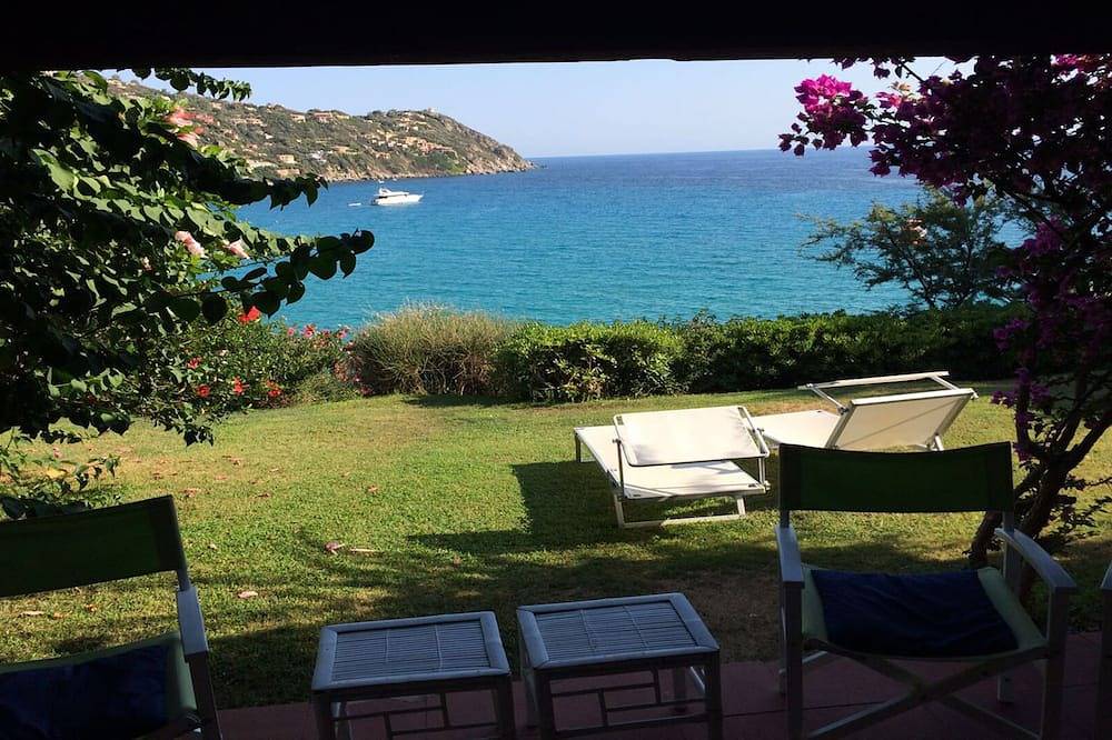 Villa frontemare con esclusiva vista sulla baia e accesso diretto al mare. in Geremeas, Torre delle Stelle