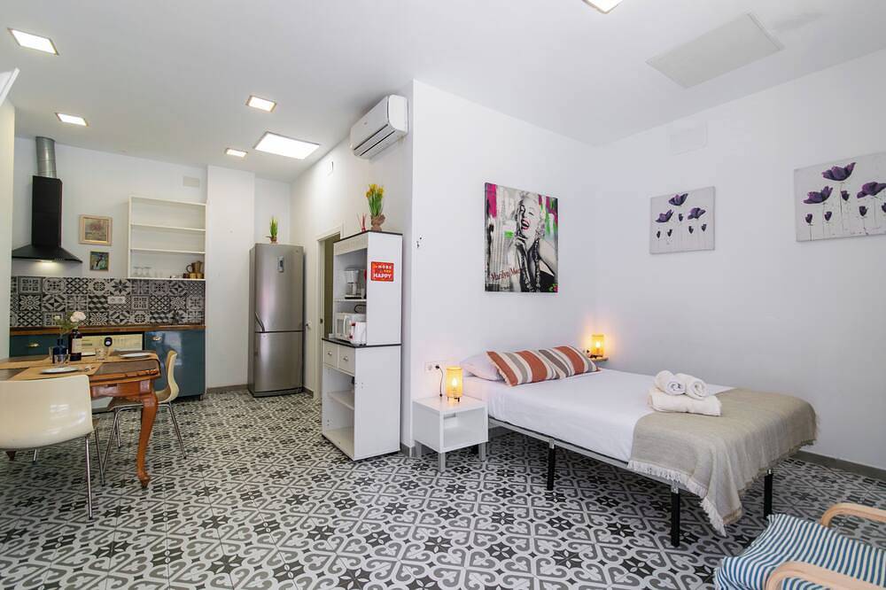 Appartement entier, Fully equipped studio, 15 minutes from downtown Bcn, 8 min. walk from the beach in Sant Adrià de Besòs, Barcelonès