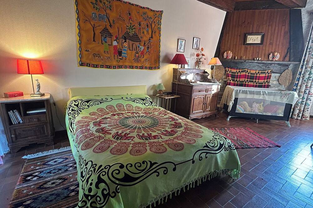 Grand Moulin restaurado en un hermoso espacio verde, cerca de Uzerche in Espartignac, Región de Tulle