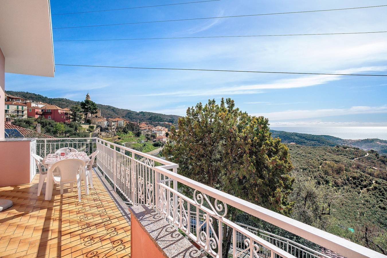 Hel lägenhet, Holiday Apartment "Paola" with Sea View, Private Terrace & Wi-Fi in Villa Faraldi, Riviera di Ponente