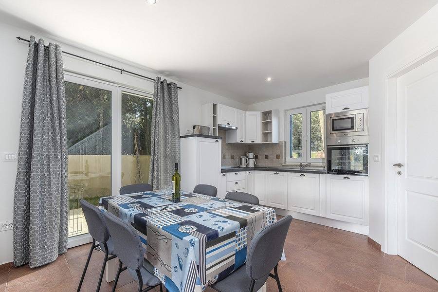 Schönes Apartment mit 2 Schlafzimmern und Gemeinschaftspool
 in Lovrecica, Umag und Umgebung