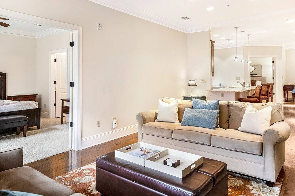 Ganze Wohnung, Steps To River Street, City Market w/ Private Parking by Lucky Savannah in Savannah, Chatham County