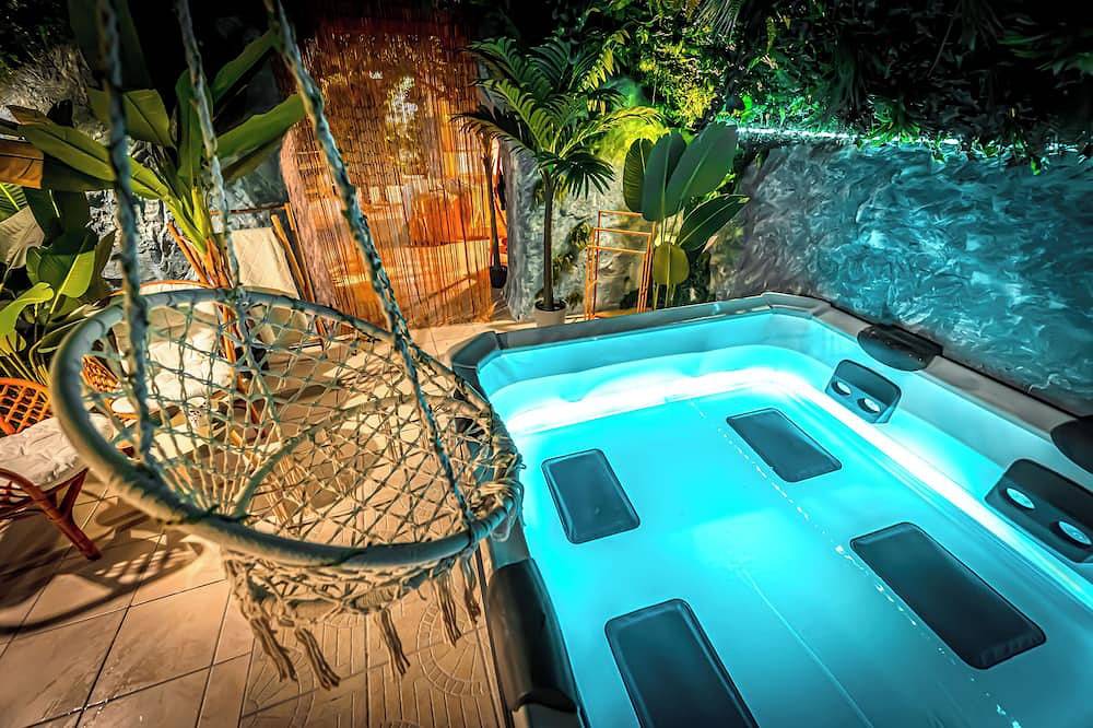 Entire apartment, Junglecavern - Private spa, unusual accommodation in Albertville, Albertville region
