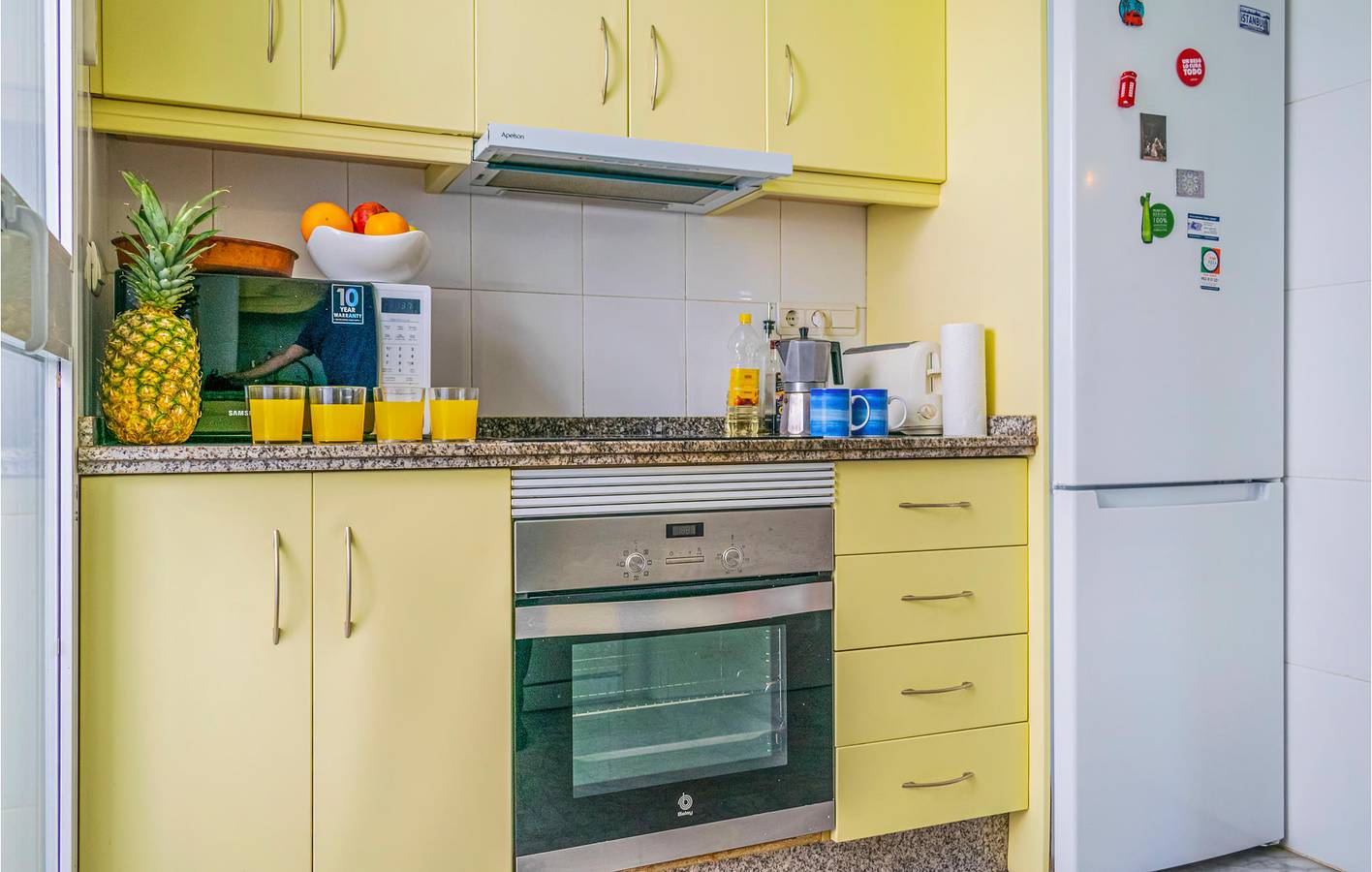 Ganze Ferienwohnung, Appartement mit Poolterrasse und Parkplatz in Marbella West, Marbella