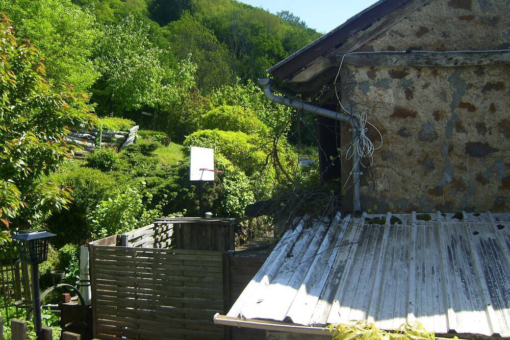 Gite a proximité de l habitation du propriétaire a flan de montagne in Vézac (Cantal), Région d'Aurillac