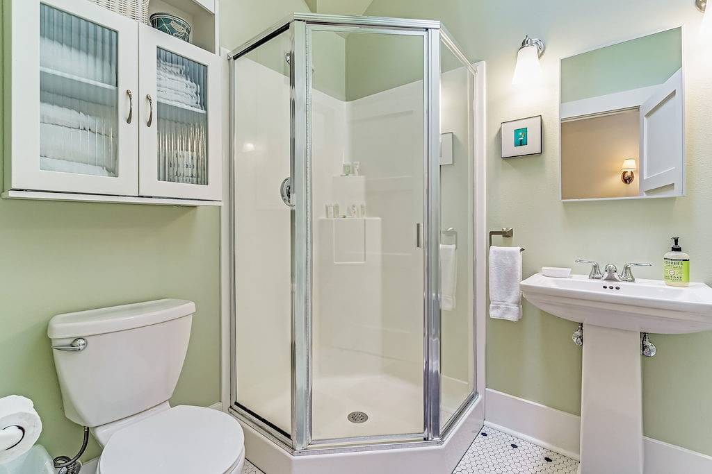 Schöne Orcas Island Craftsman-Stil zu Hause mit Blick auf gefiltertes Wasser in Orcas Island