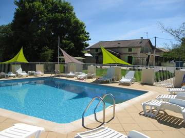Gîte pour 26 personnes, avec jardin ainsi que piscine et terrasse à Saint-Séverin