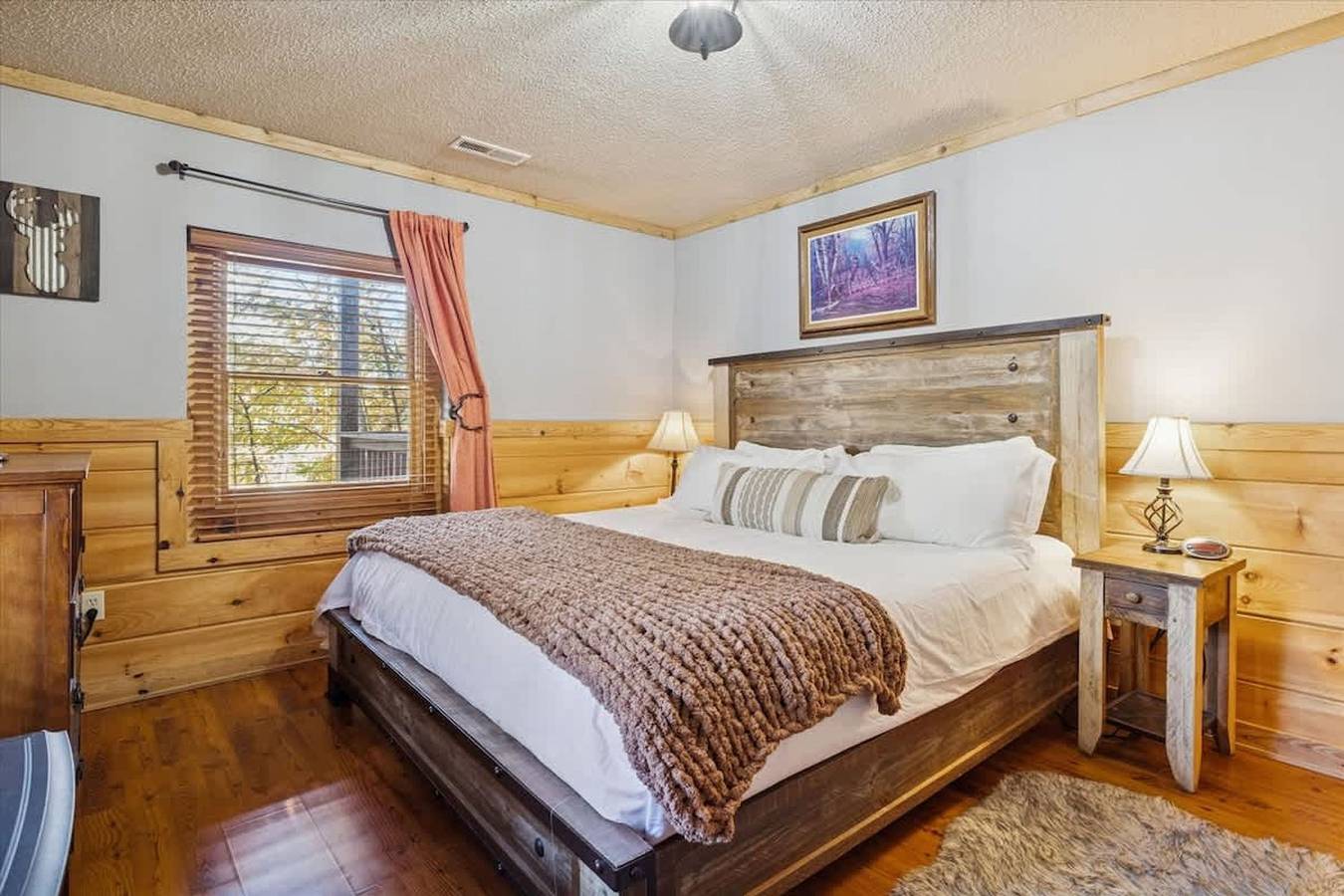 Ganze Wohnung, Firefly Holler Cabin by Beyond Expectations with Hot Tub in Pigeon Forge, Sevier County