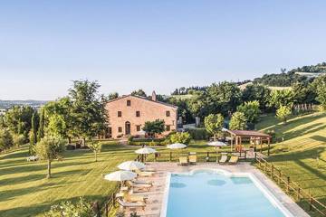 Location de vacances pour 18 personnes, avec jardin et jacuzzi à Corinaldo