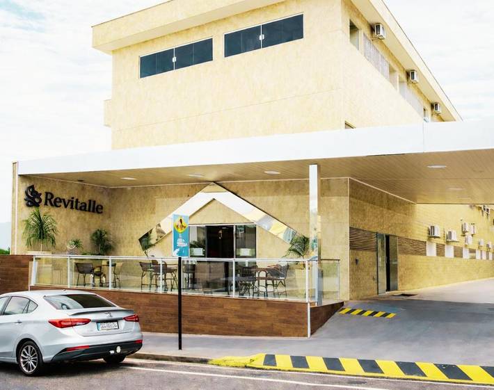 Pousadas para 3 pessoas, com piscina e terraço em Votuporanga