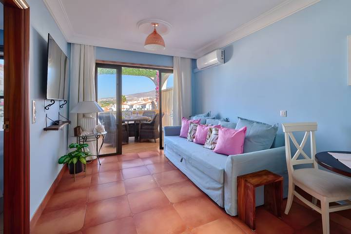 Appartamento intero, Vacanza 'Pearl Of Windsor Park' con vista mare, Wi-Fi e aria condizionata in San Eugenio Alto, Adeje