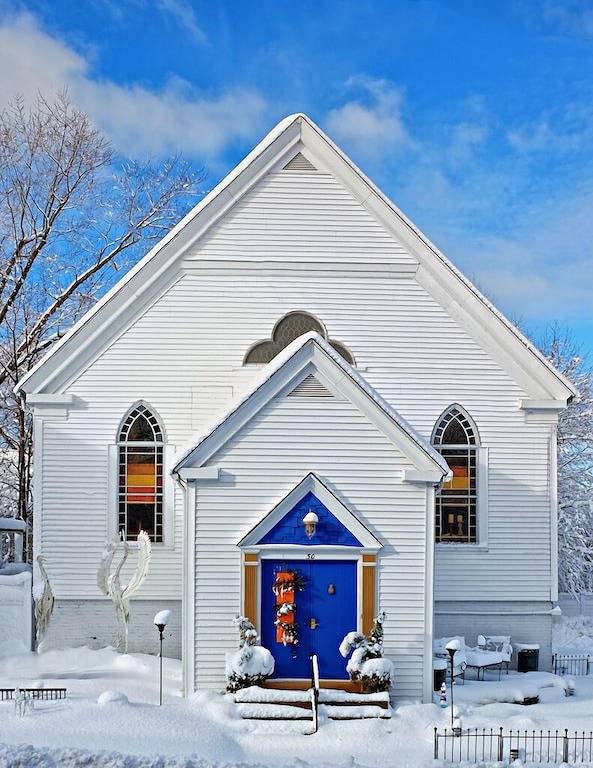 Schlafen Sie wie ein Engel in einer alten Kirche - Blaues Zimmer in Wolfeboro, Lake Winnipesaukee