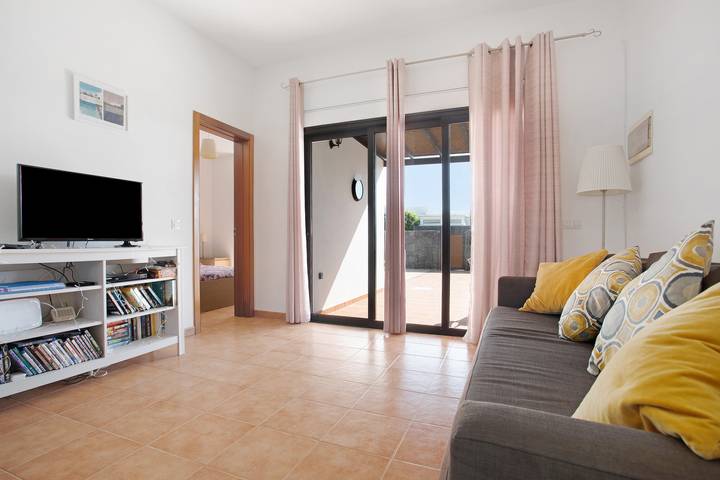 Villa "Molina" with Private Pool, 2 Private Terraces & Wi-Fi in Playa Blanca, Yaiza