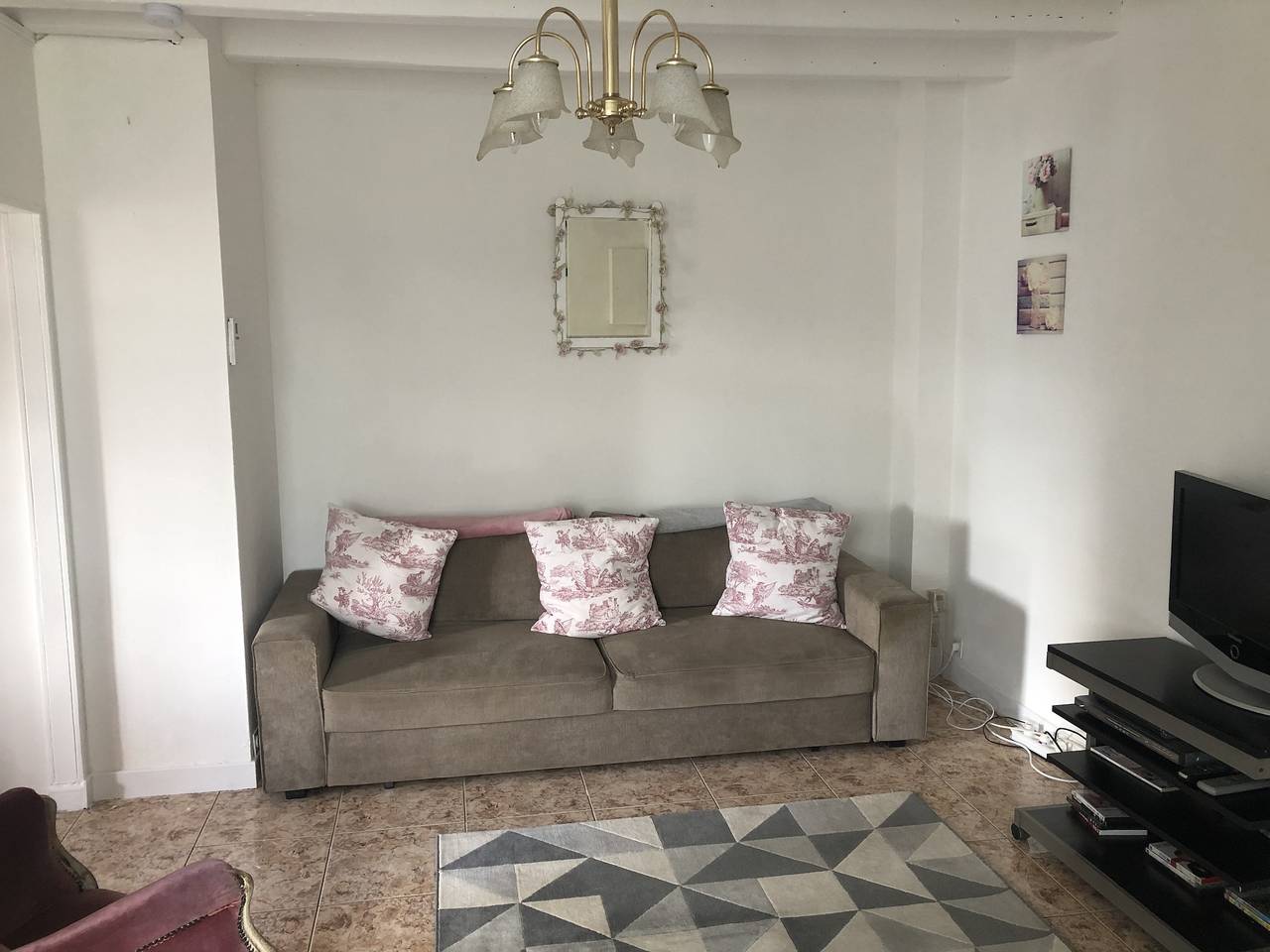 Gite des Roses Sleeps 6 with Gardens in Oradour-Fanais, Charente