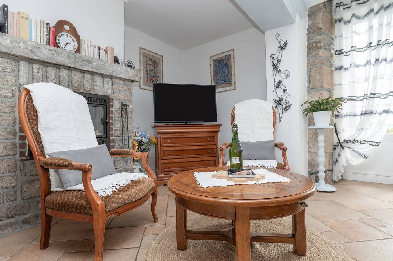 Appartement entier, Appartement « Dans Manoir du Xvii e » avec jardin privé et Wi-Fi in Pluherlin, Région de Vannes