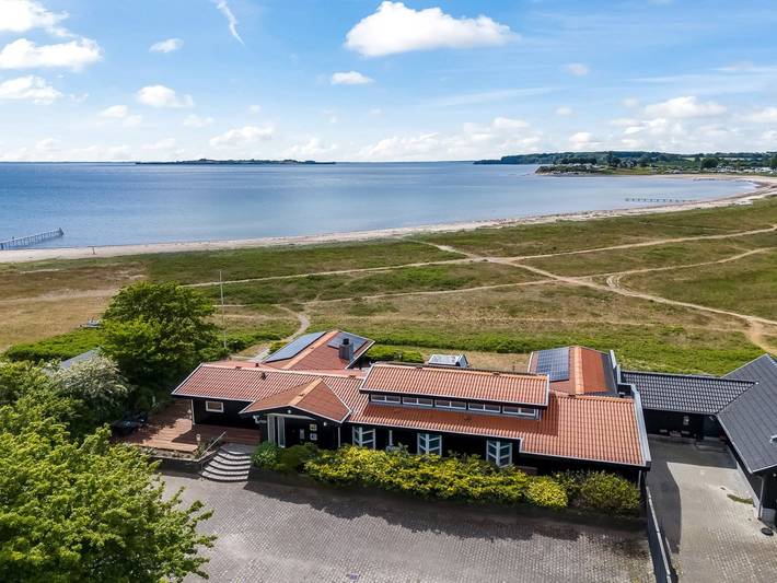 Ferienhaus für 12 Personen, mit Terrasse und Kinderpool sowie Pool und Sauna