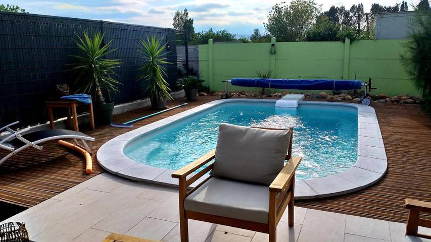 Gîte pour 2 personnes, avec piscine et vue ainsi que terrasse et jardin à Pézilla-la-Rivière