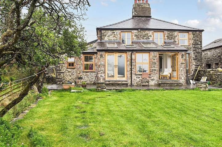 Holiday rental for 8 people, with garden in Penmachno