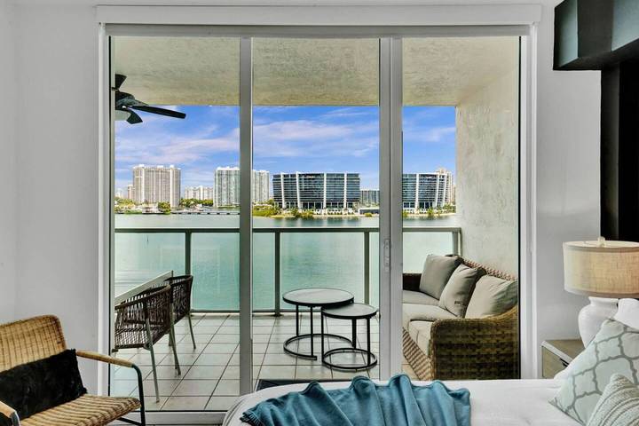 Vacation rental for 6 people, with balcony and pool in Sunny Isles Beach