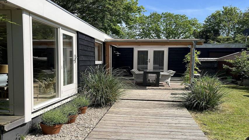 Vakantiehuis voor 4 personen, with sauna and zwembad as well as tuin in Sint Maartensvlotbrug