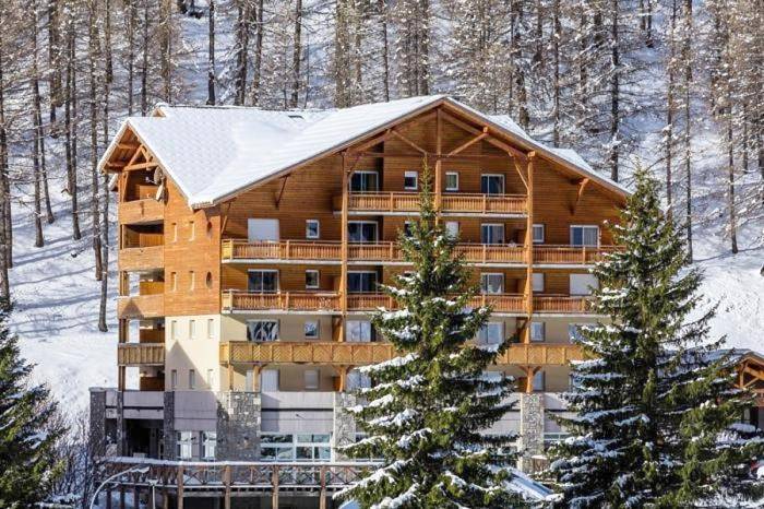 Appart’hôtel pour 4 personnes, avec piscine et sauna ainsi que vue et terrasse, animaux acceptés