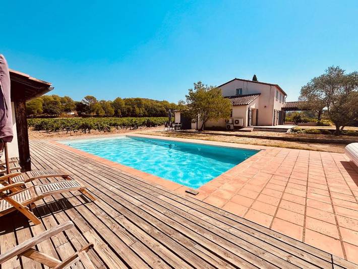 Appartement de vacances pour 3 personnes, avec vue ainsi que terrasse et piscine, animaux acceptés