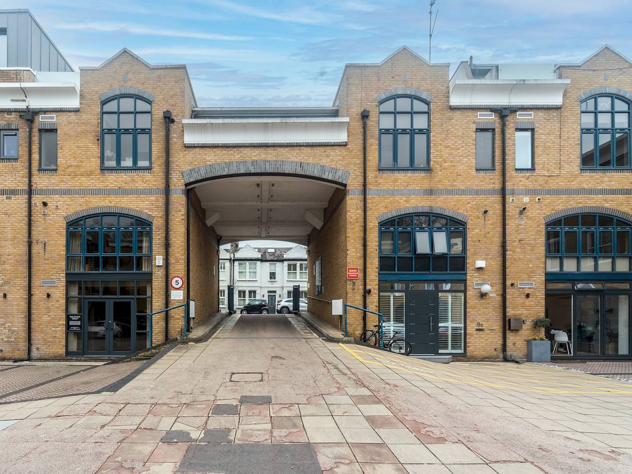 Entire apartment, Modern Luxury 1 Bedroom Spacious Flat - Pass the Keys in Wandsworth, London