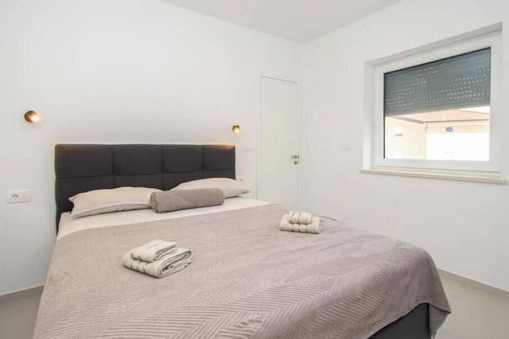 Cijeli apartman, Apartment Alisa, Liznjan: A modern apartment with a sea view in Rogovići, Marčana