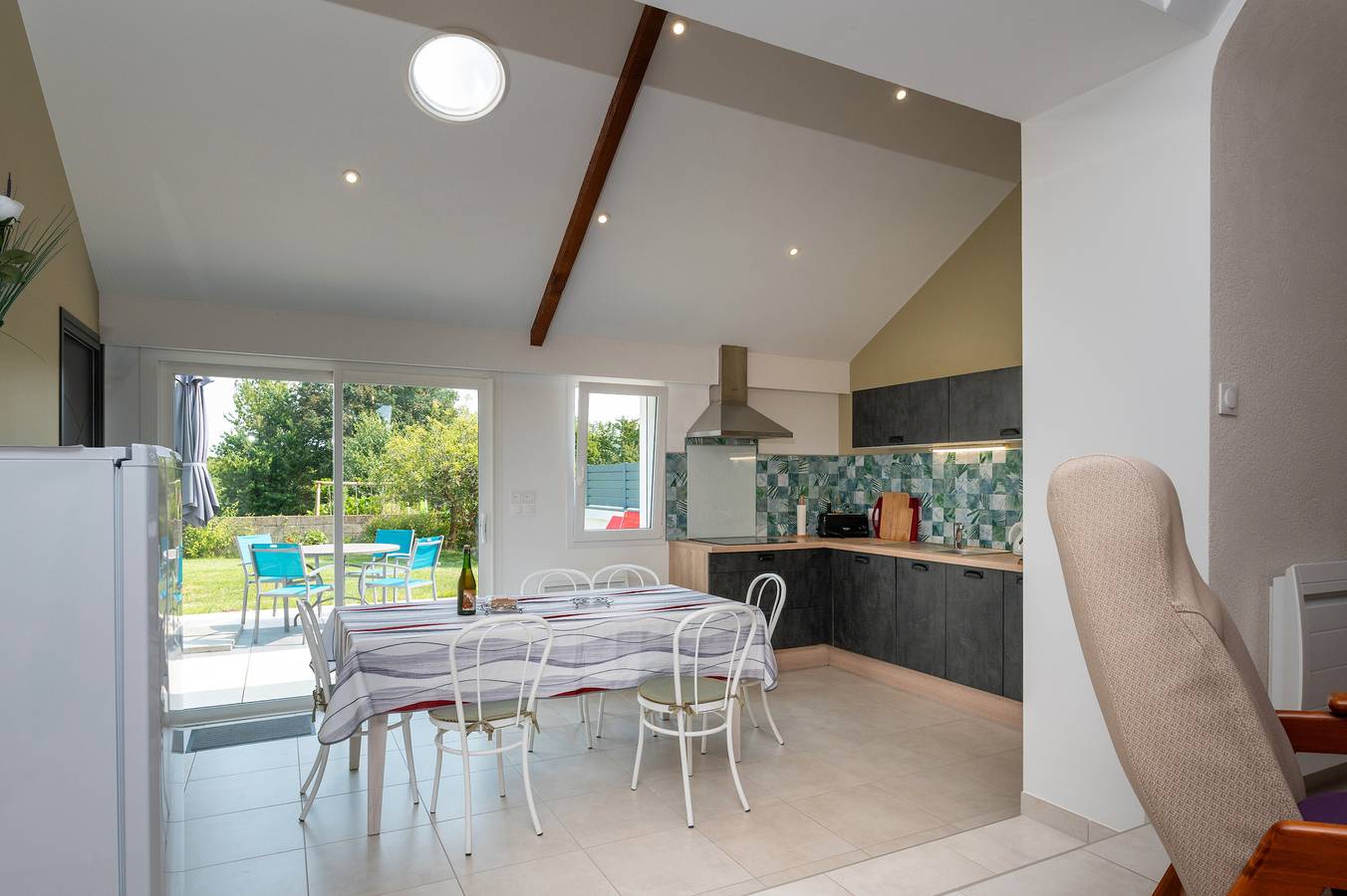 Petite maison 'Le Chant Des Oiseaux' avec terrasse privée, jardin partagé et Wi-Fi in Crach, Côte des Mégalithes