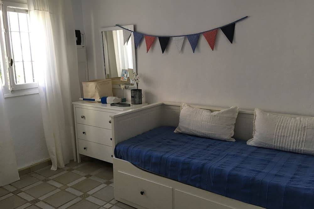 Finca Tres Coronas, con las olas del mar in La Fontanilla, Conil de la Frontera